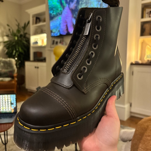 DR MARTEN - NEW - Picture 5 of 6